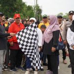 Anggota DPRD Kaltim Baharuddin Demmu Turun Ke Desa, Lepas Warga Jalan Santai Desa Sebuntal