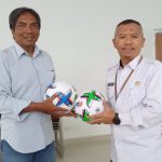 Dispora Bagikan Puluhan Bola, Dukung Komunitas Sepak Bola Kaltim
