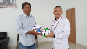 Dispora Bagikan Puluhan Bola, Dukung Komunitas Sepak Bola Kaltim