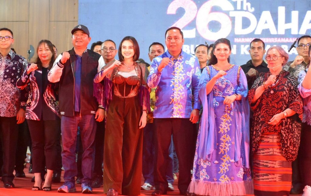 Ekti Imanuel Hadiri Malam Puncak Penutupan HUT Ke-26 Kabupaten Kutai Barat