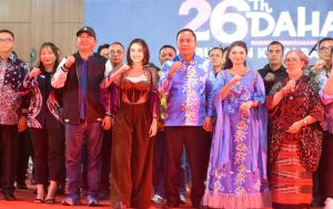 Ekti Imanuel Hadiri Malam Puncak Penutupan HUT Ke-26 Kabupaten Kutai Barat