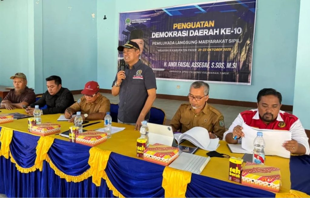 Warga Kerta Bhakti Paser, Diajak Perkuat Nilai Demokrasi Secara Kritis oleh Andi Faisal Assegaf