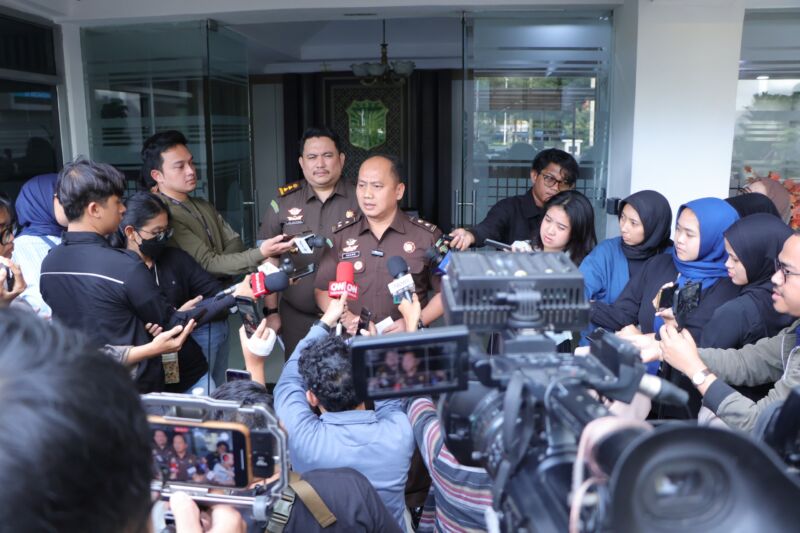 Tim Intel Kejagung Serahkan Jaksa TTF dari Hulu Sungai Utara-Kalsel ke KPK