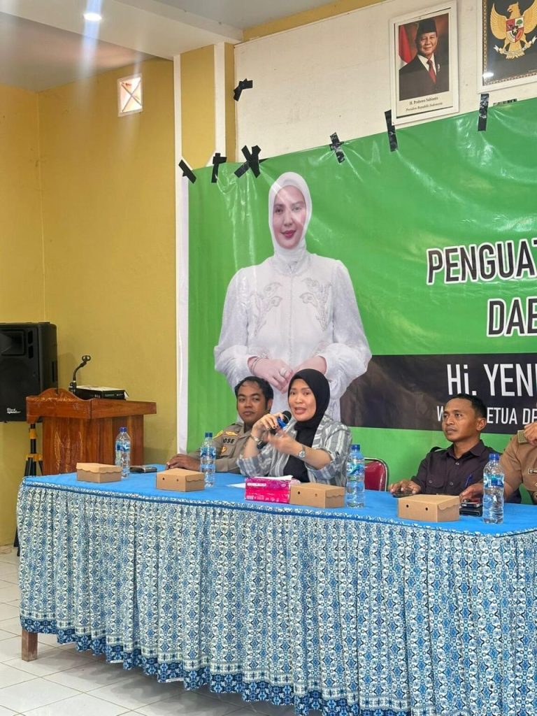 Yenni Eviliana Tanamkan Nilai Demokrasi Sejak Dini Pada Masyarakat Desa Tempakan Paser