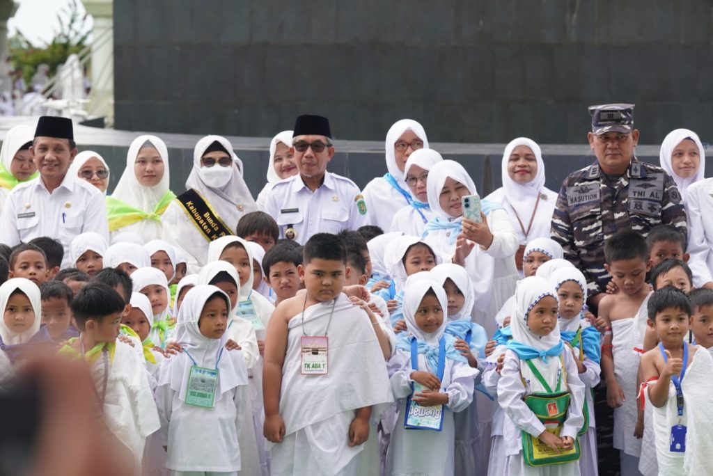 Tanamkan Karakter dan Nilai Spiritual Sejak Dini, Bupati Ajak Ribuan Anak PAUD Kutim Manasik Haji